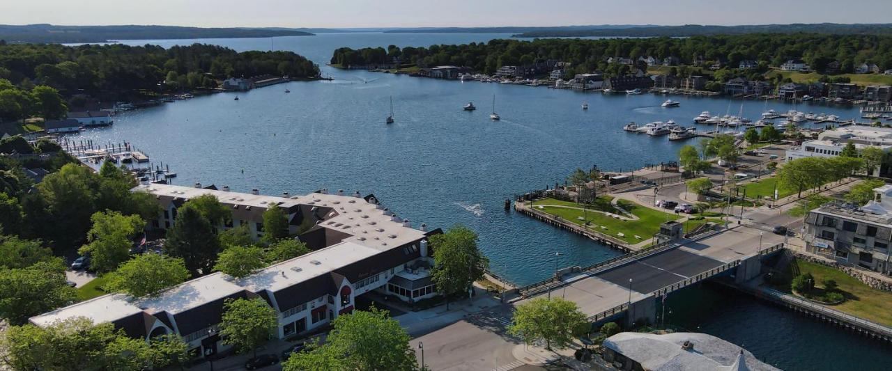 359 Edgewater Inn Charlevoix Extérieur photo
